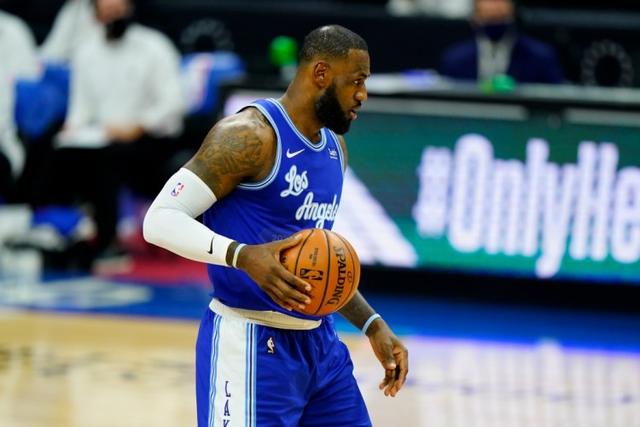 从Spurs到Hotspurs！NBA马刺球员哈里森·巴恩斯造访热刺主场